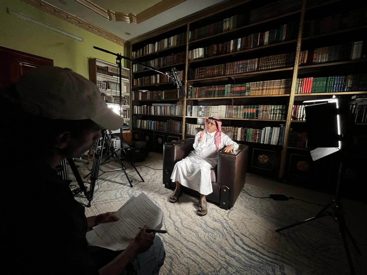إعداد مقابلة بين رفوف الكتب.