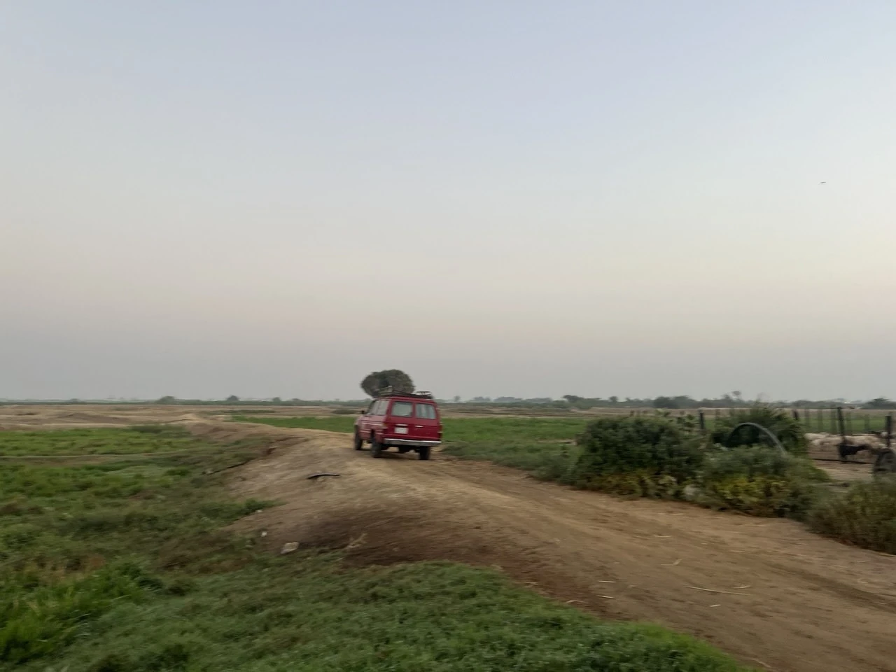 السيارة الحمراء في أحد مواقع التصوير.